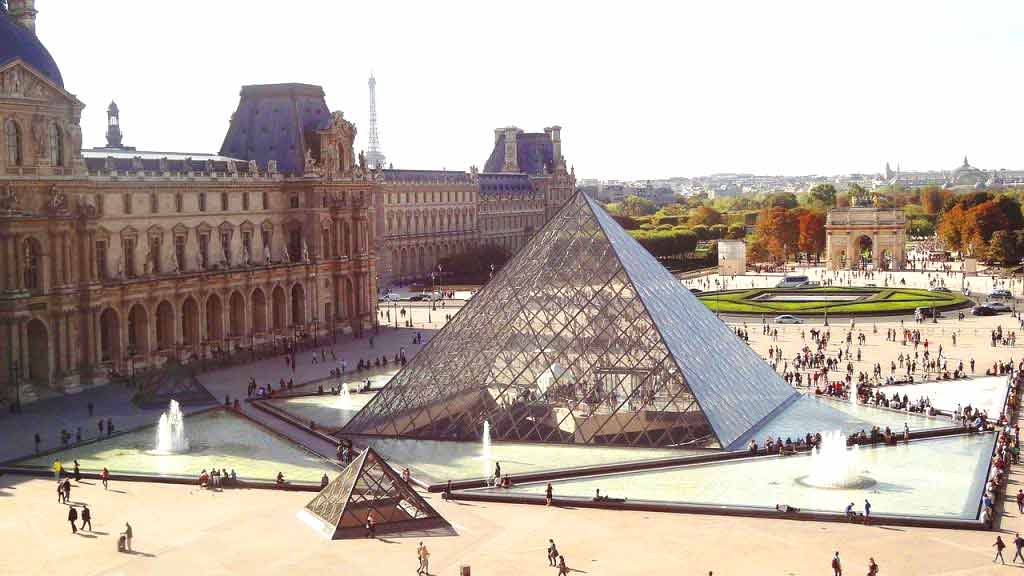 Entrada principal del museo del Louvre con la pirámide