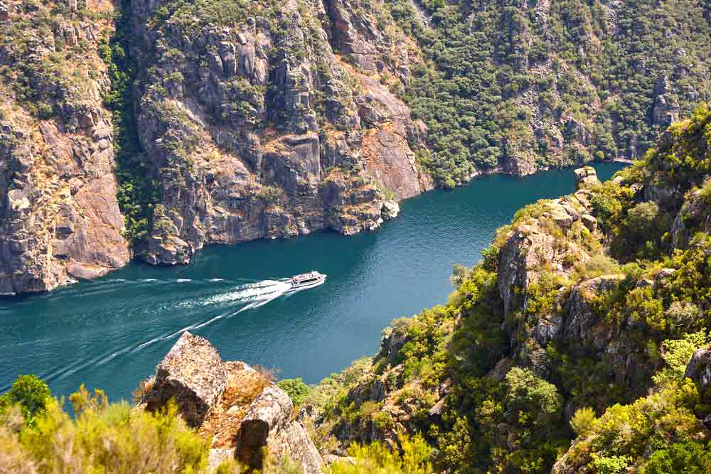 Catamarán en ruta por el río Sil