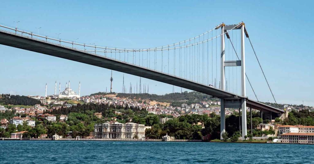 El puente que une oriente y occidente